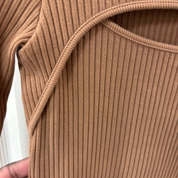 Agolde Ribbed Cutout Top - Picture 7 of 12